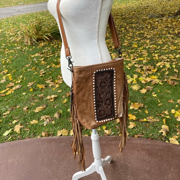 NWT Genuine Hide and Leather Crossbody with Gorgeous Buckstitch - Picture 1 of 4